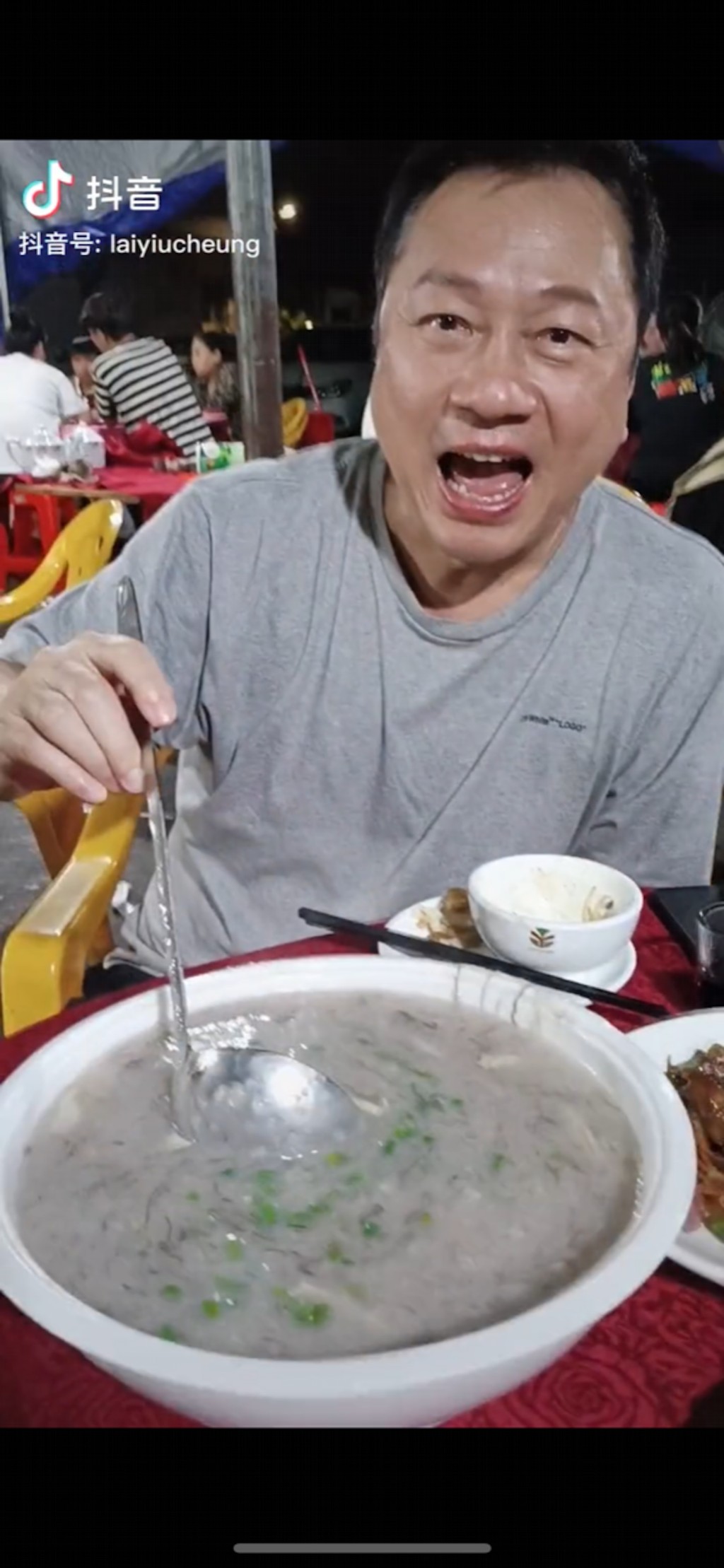 黎耀祥在30多度高溫食豬骨粥。