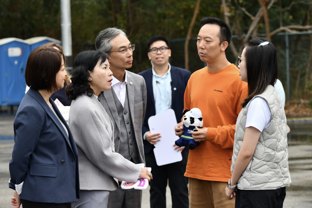 陳美寶及運輸署署長李頌恩今晨亦視察該充電設施。