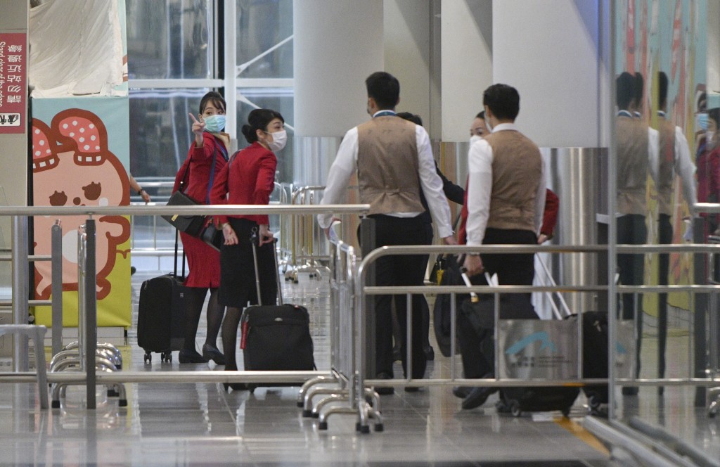 國泰航空機組人員返港後沒有遵守家居醫學監測的規定，遊走全香港。資料圖片
