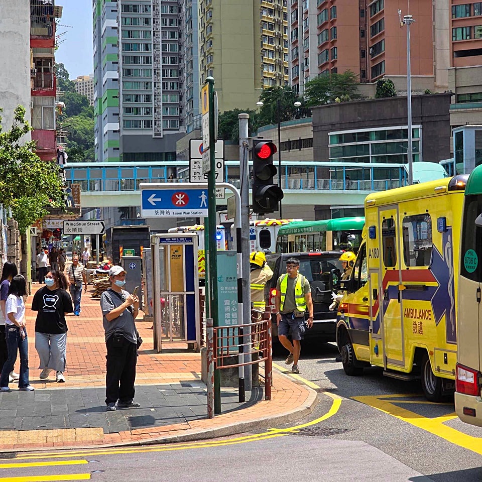 多輛救護車到場。fb：香港公共交通智庫