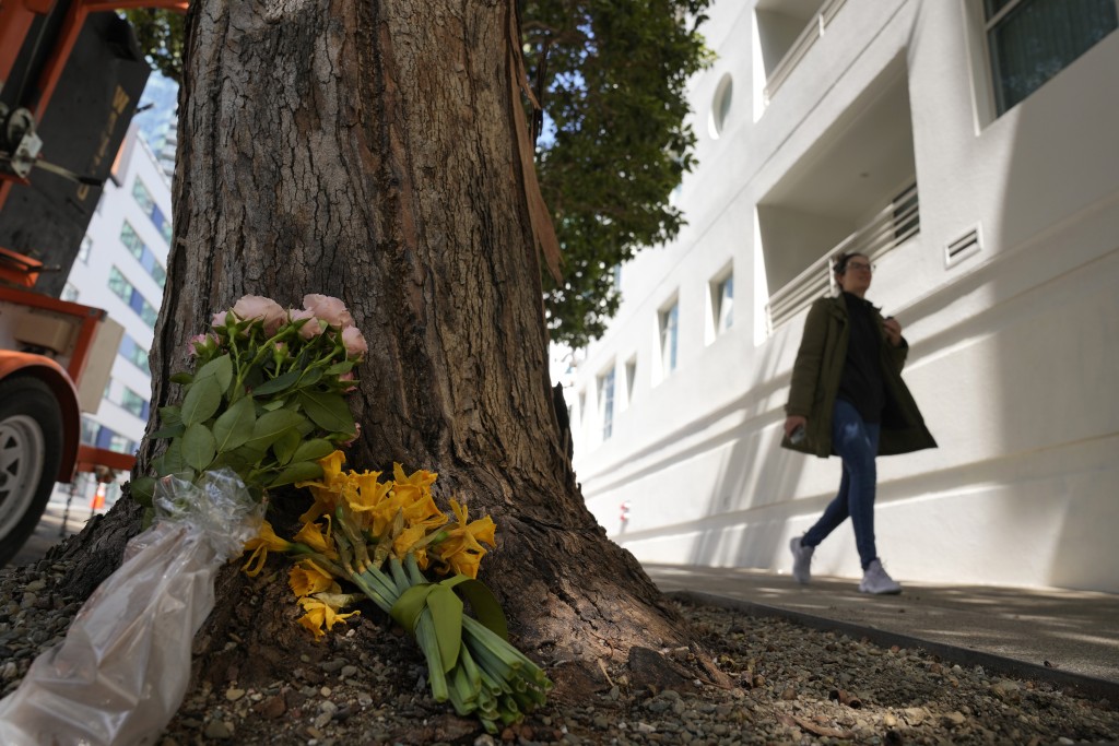 有市民在Bob Lee遇刺的地方摆放鲜花。AP
