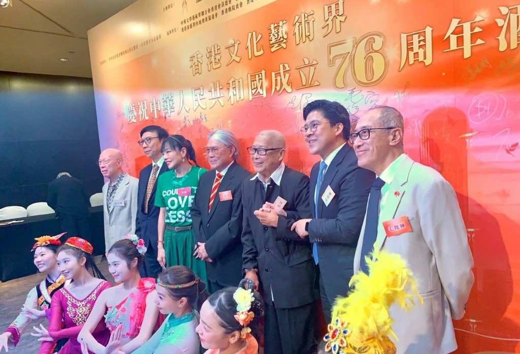 劉兆銘大合照期間,需要用拐杖支撐。 劉兆銘大合照期間,需要用拐杖支撐。