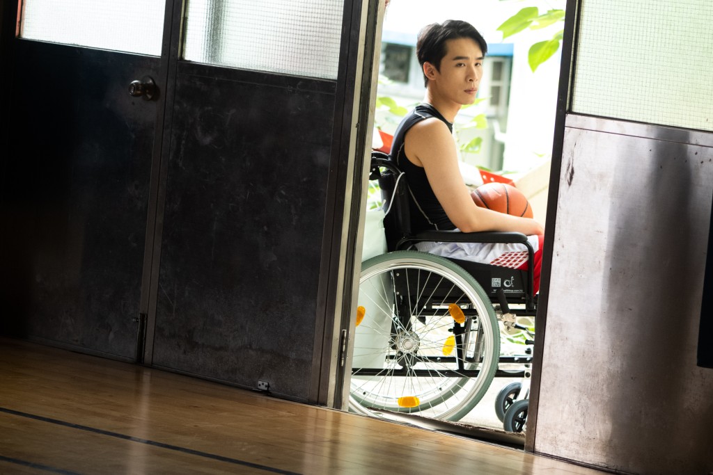 梁仲恆飾演一位熱愛藍球的運動員，縱然因意外要靠輪椅活動都冇放棄。