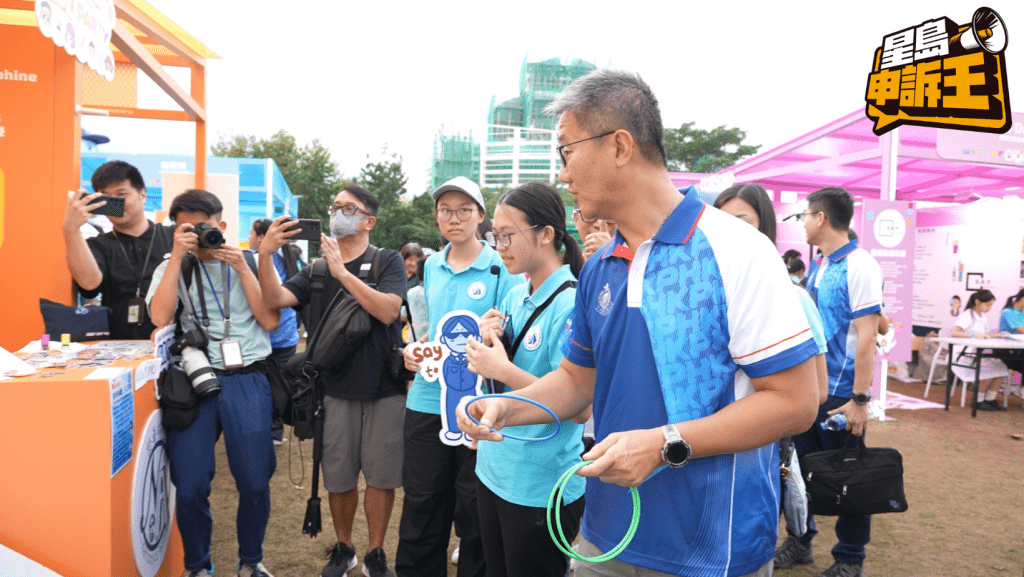 警務處處長蕭澤頤出席活動，參與攤位遊戲。