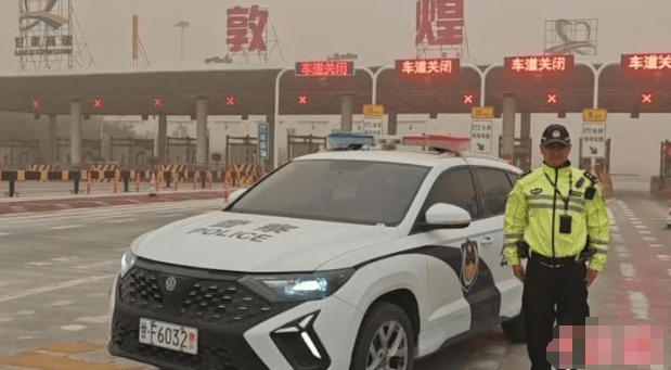 酒泉交警對道路實行臨時交通管制。中新網 酒泉交警對道路實行臨時交通管制。中新網