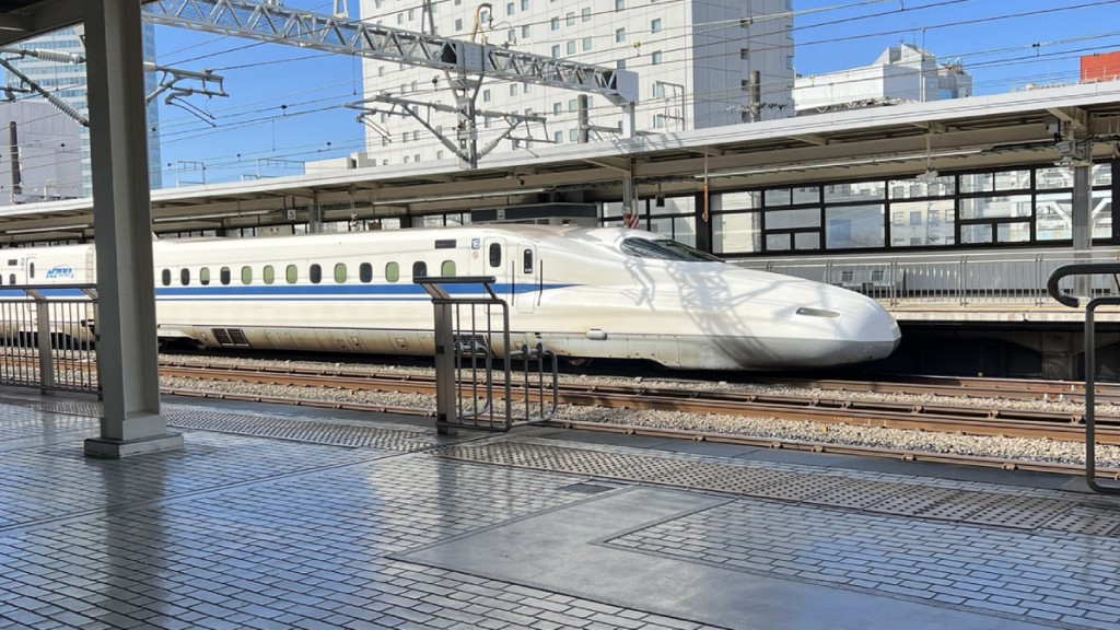 日本有僧人為找手機跳下路軌，導致新幹線列車一度受阻。