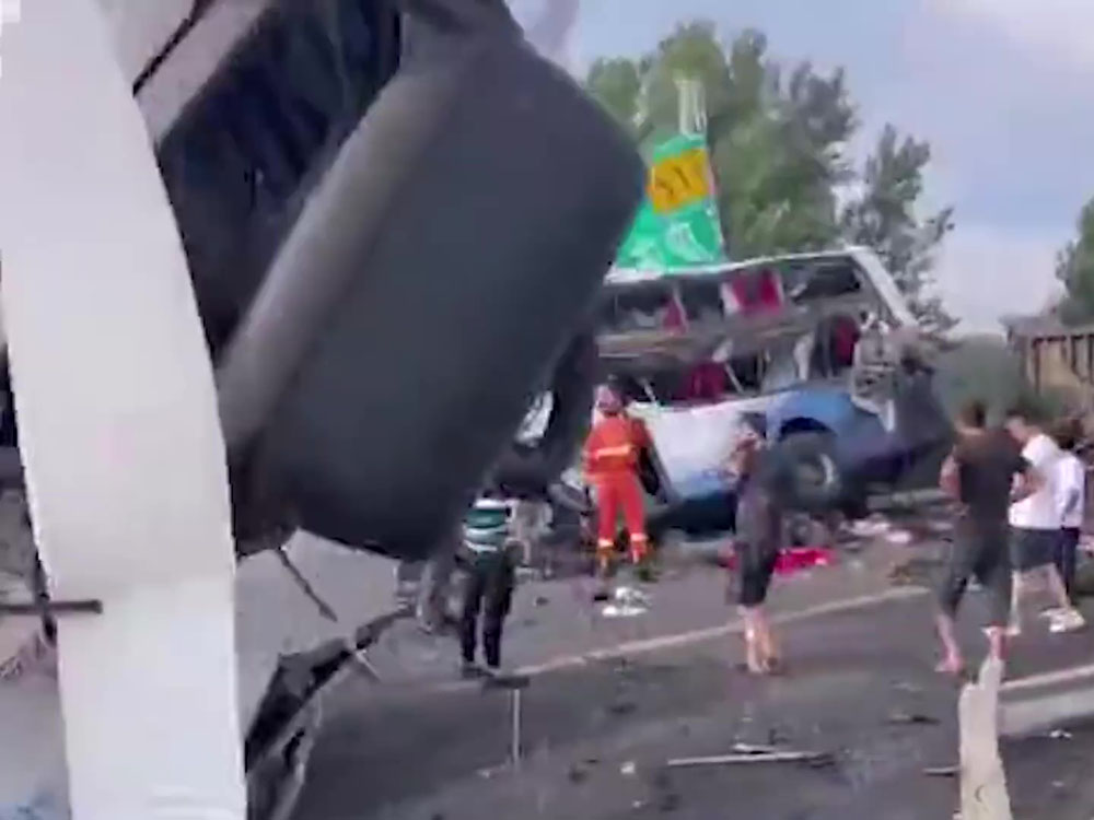 瀋陽貨車駛入對向行車綫與旅巴相撞，致8人死亡。