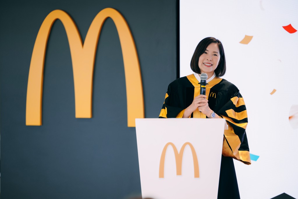 麥當勞行政總裁黎韋詩致辭時表示,很高興見證一眾畢業生的努力與成長,他們的成就亦印證麥當勞長期投資人才發展的承諾。 麥當勞行政總裁黎韋詩致辭時表示,很高興見證一眾畢業生的努力與成長,他們的成就亦印證麥當勞長期投資人才發展的承諾。