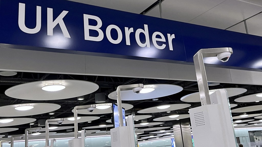 5国旅客即日起取消免签证入境英国。图为希斯路机场。 路透社