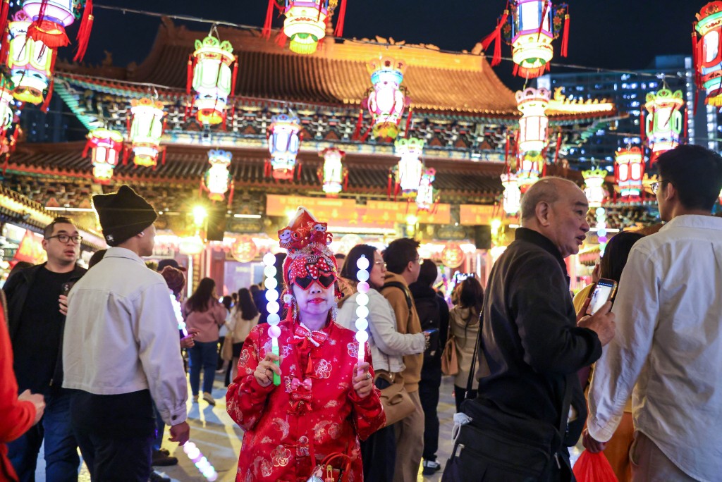黃大仙祠月老廣場人頭湧湧。 黃大仙祠月老廣場人頭湧湧。