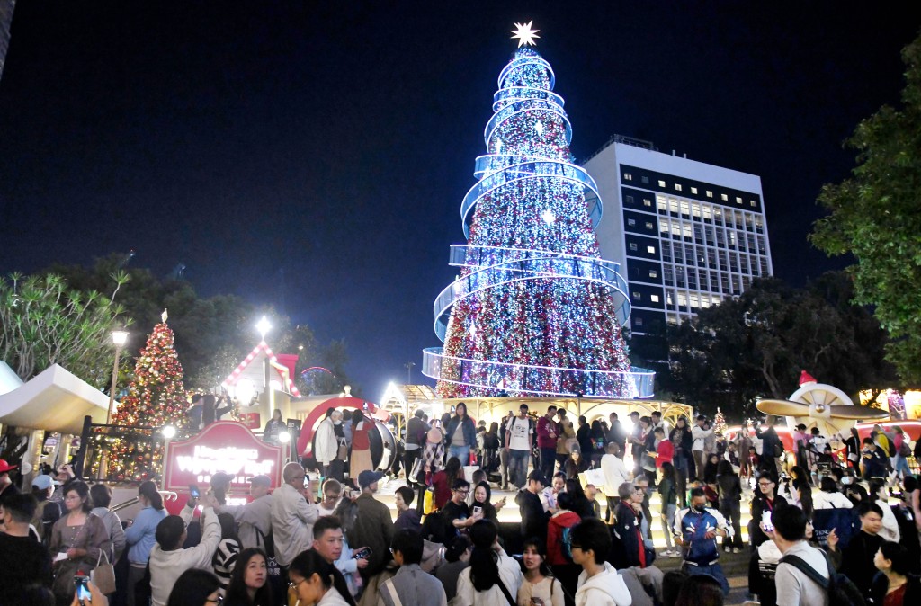 市民外出歡度聖誕。