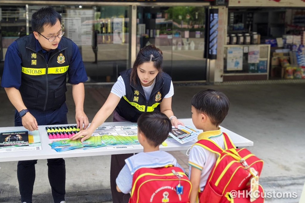 海關人員向學生宣傳反私煙信息。 海關人員向學生宣傳反私煙信息。
