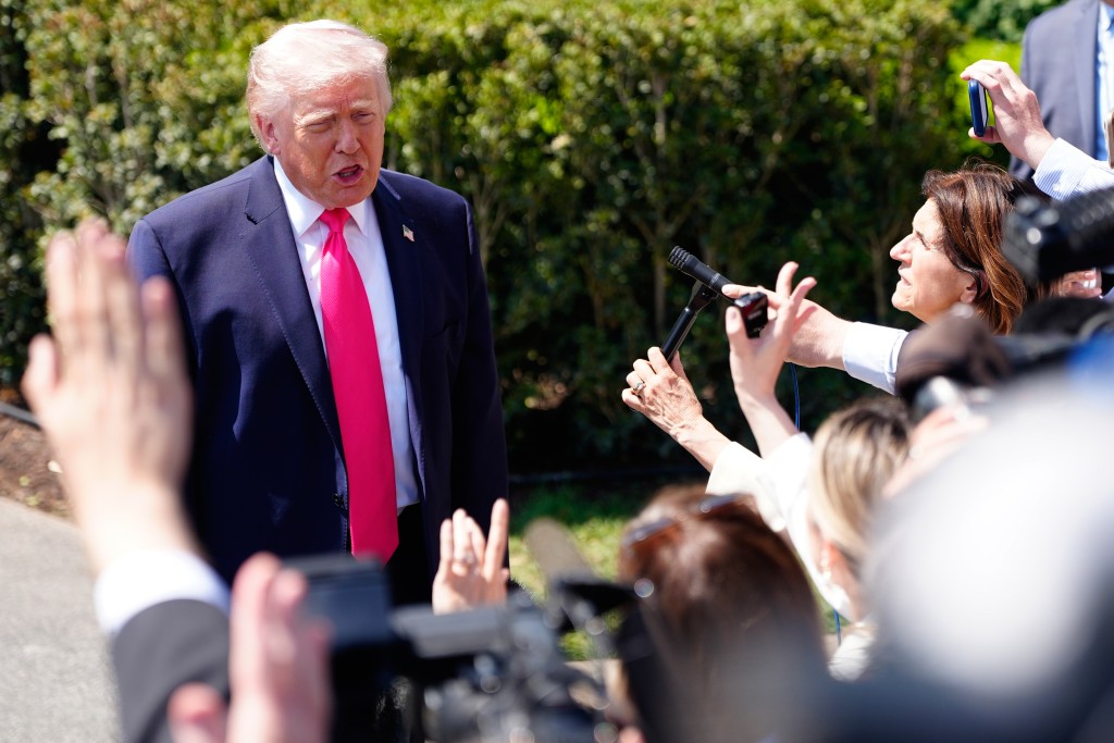 特朗普对记者说，美国与伊朗可能于本周末展开谈判。美联社