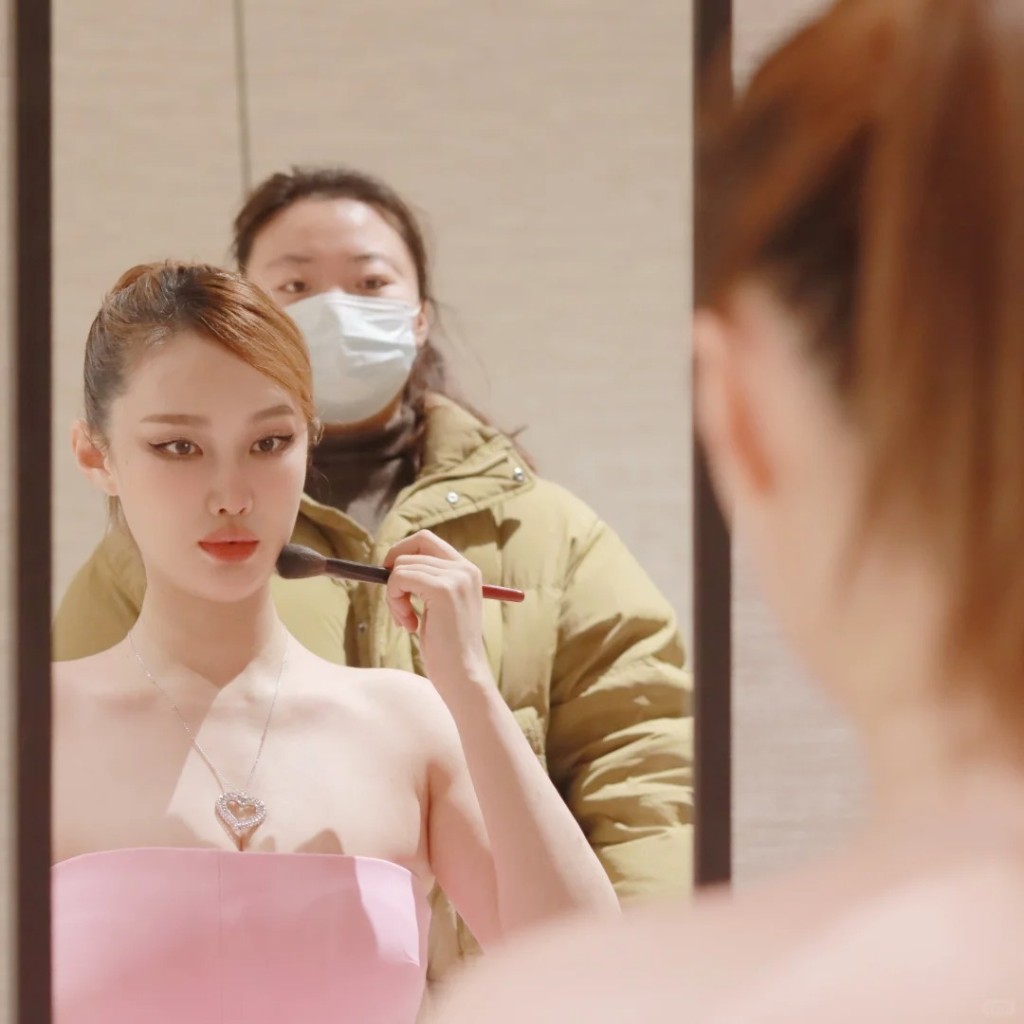 不過原來王冰冰愛自己化妝，身後的化妝師只會為她整理頭髮。