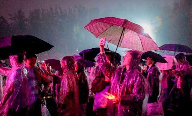 山東大學今年的開學禮遇上大雨。網易號@凱旋學長