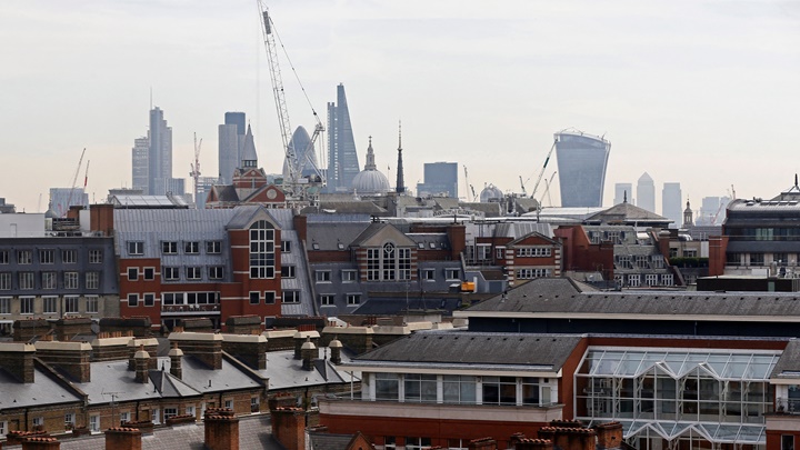英國國家統計局公布全國第二季GDP錄得按季0.8%跌幅。路透社資料圖片