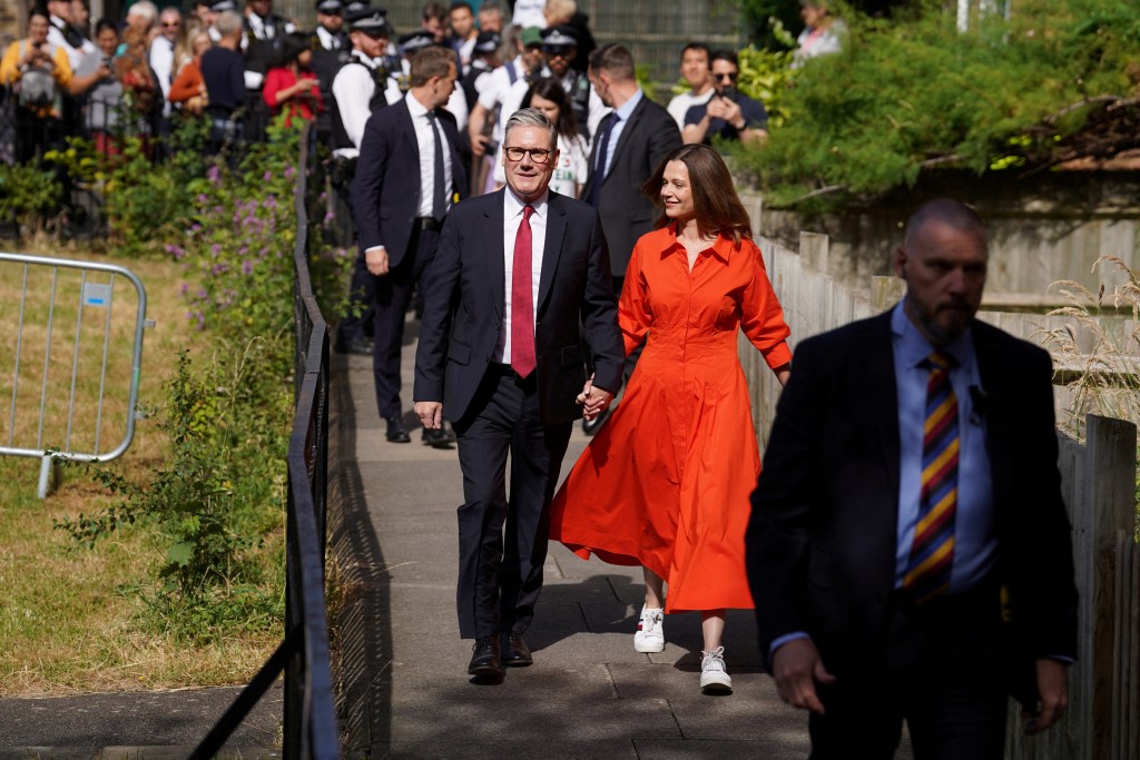 英國下屆首相大熱門、工黨黨魁施紀賢與妻子走出投票站。 路透社