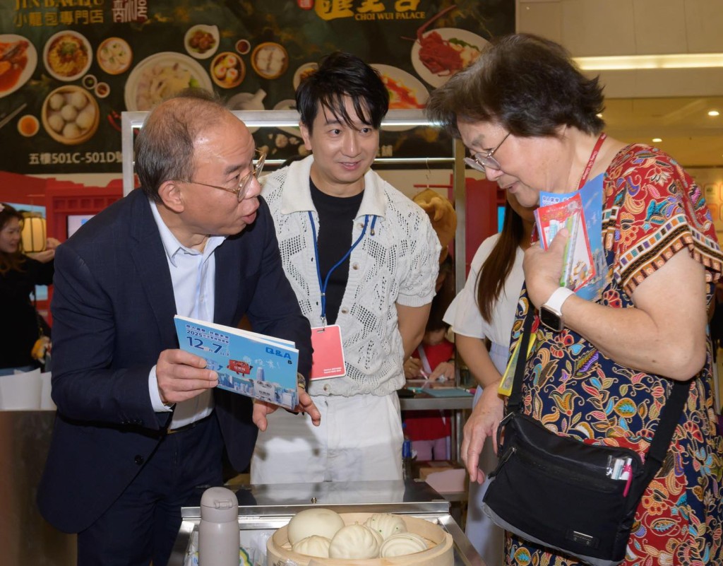 曾國衞呼籲現場市民投票日踴躍投票。 曾國衞呼籲現場市民投票日踴躍投票。