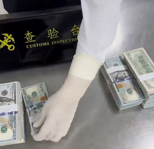 罗湖海关在2名图往香港的旅客行李内，搜出35叠总值33万的美元。