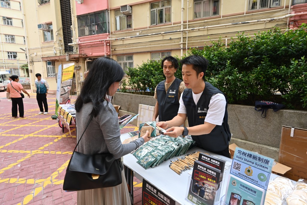 海關人員向居民傳遞反私煙信息。