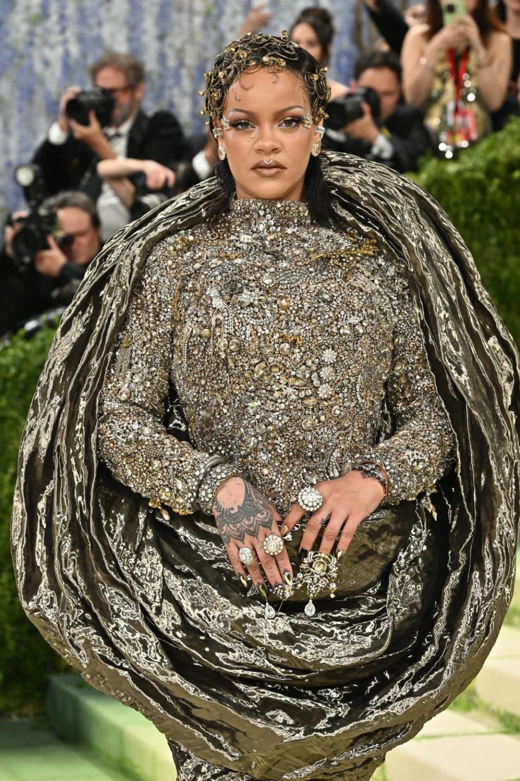 Rihanna以雀巢晚裝示人。