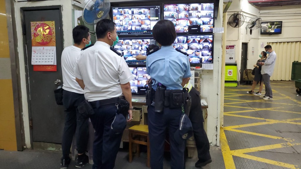 警員與保安員翻查閉路電視片段。