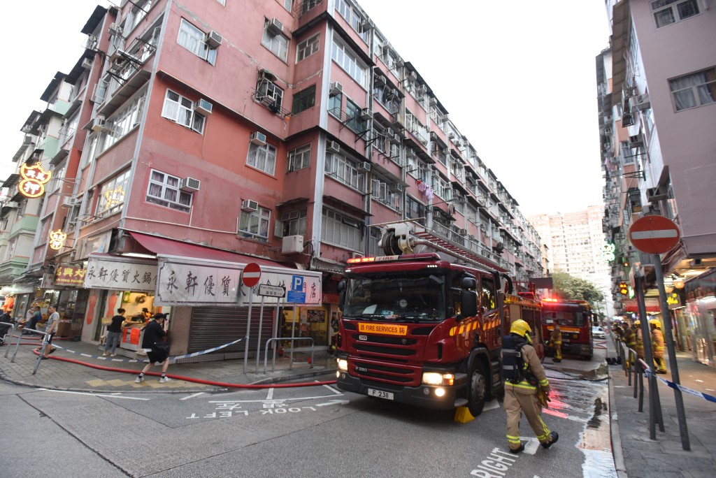 新蒲岗锦荣街一间地下食肆的厨房疑油烟槽起火。