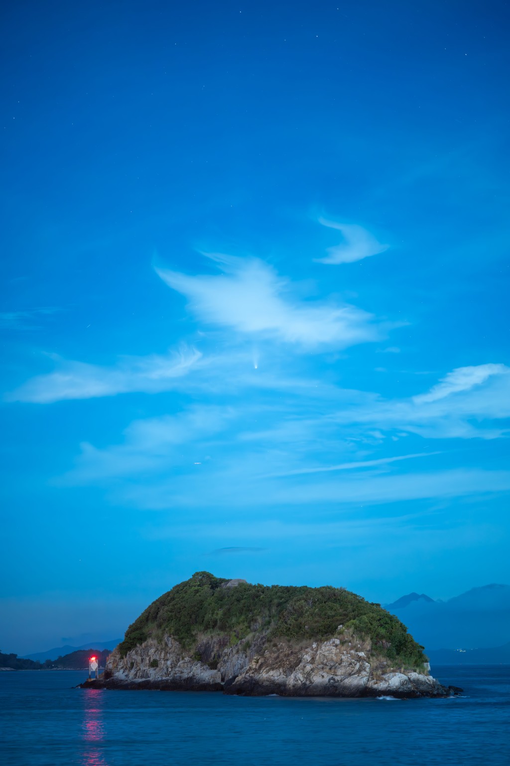 昨日雲層較厚，難以用肉眼觀看彗星。蘇正謙攝