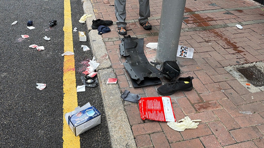 現場遺下血漬及包紮的物品。梁國峰攝 現場遺下血漬及包紮的物品。梁國峰攝