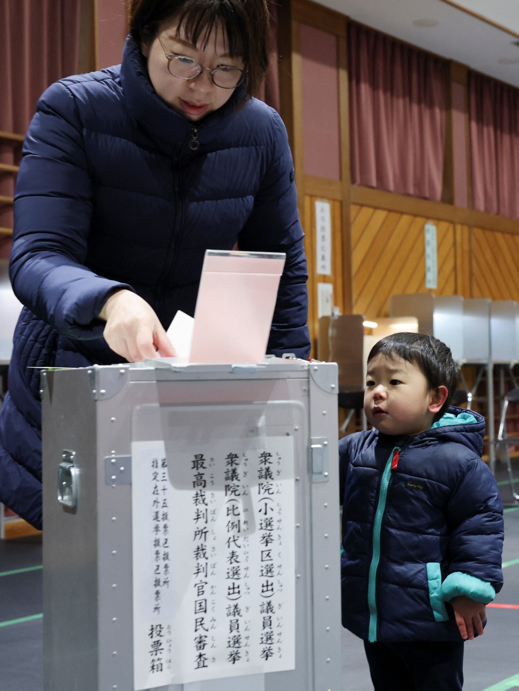 民調顯示，30歲以下選民中，逾九成支持高市。路透社