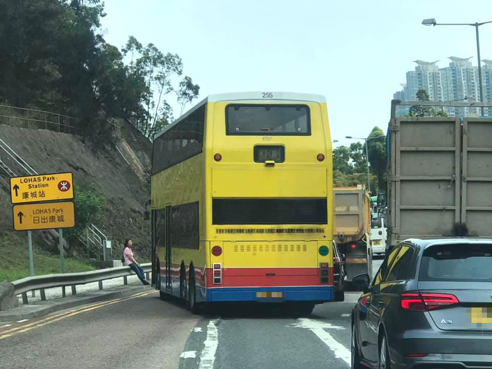 環保大道往工業村3車相撞。網民Chester Chin‎圖片