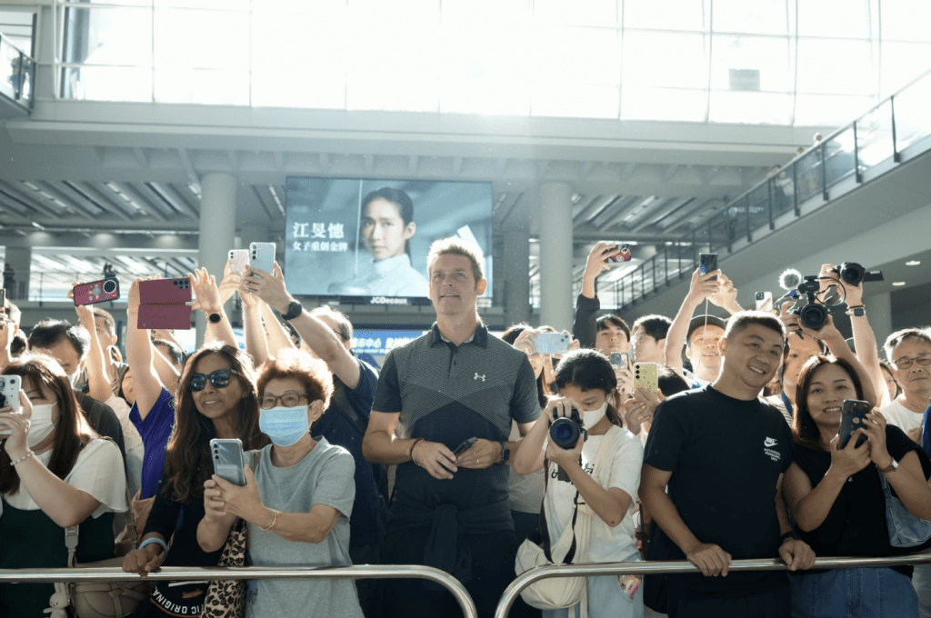 张家朗今日（8月2日）早上乘搭航班返抵香港，大批市民及传媒在机场迎接。刘骏轩摄