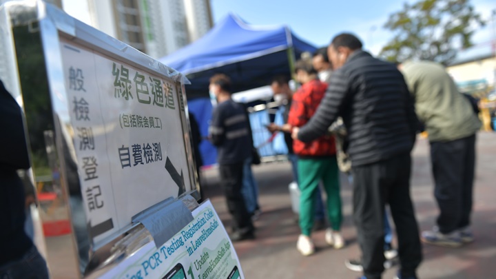 政府表示市民可在內地查閱其合資格進行核酸檢測機構名單。陳極彰攝