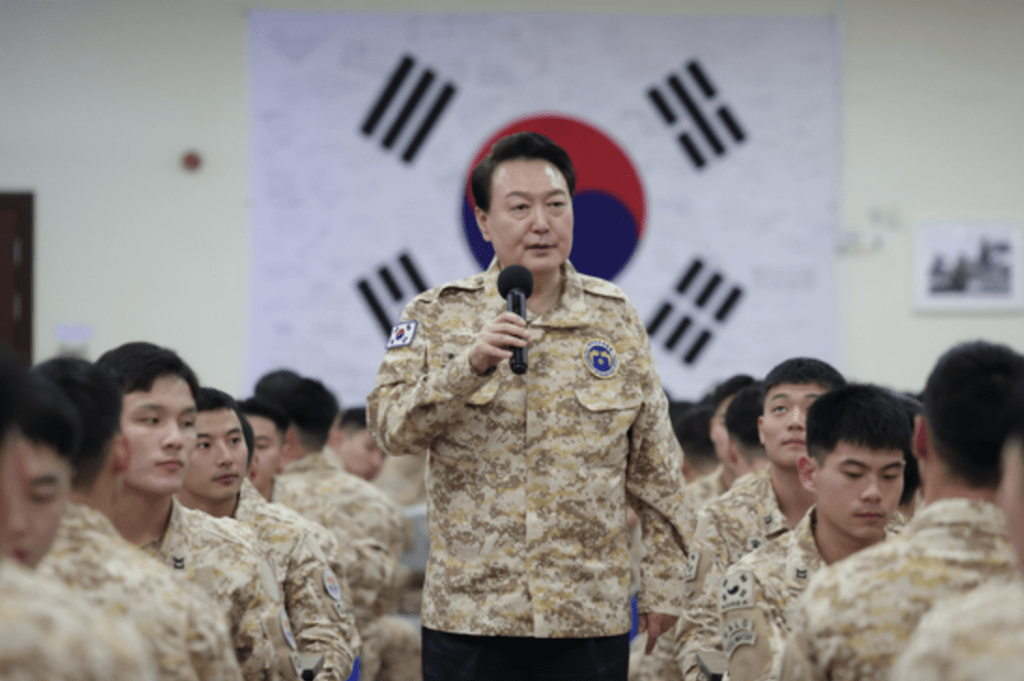 總統尹錫悅（中）週日在阿拉伯聯合酋長國與南韓陸軍的 Akh 部隊發表講話。