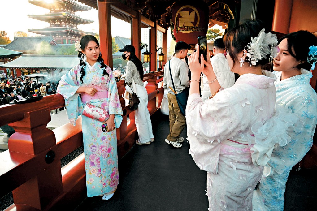 今年來赴日中國遊客人數減少。圖為去年中國遊客着和服參觀東京淺草寺。