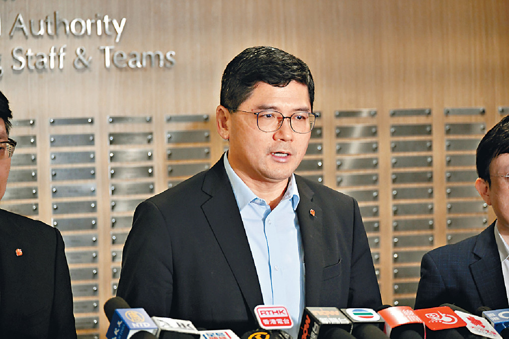 ■醫管局行政總裁高拔陛就接連有天花石屎倒塌事件致歉。 ■醫管局行政總裁高拔陛就接連有天花石屎倒塌事件致歉。