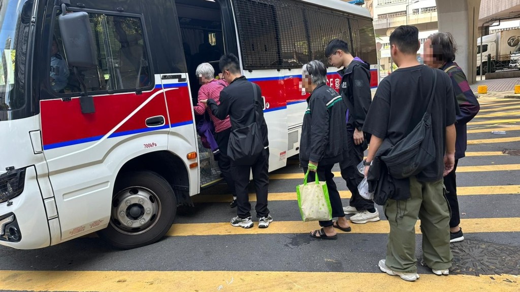 警打击街头聚赌 拘葵芳邨4老妇。警方图片