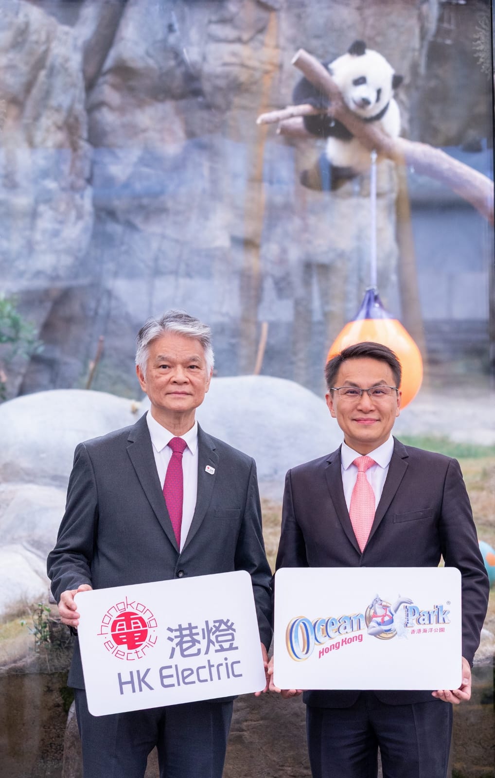 港燈董事總經理鄭祖瀛 (左)與香港海 洋公園行政總裁黃嗣輝 (右) 探訪港產熊貓姊弟,標誌港燈「低壓柔性互聯系 統」在海洋公園正式投入運作。港燈供圖 港燈董事總經理鄭祖瀛 (左)與香港海 洋公園行政總裁黃嗣輝 (右) 探訪港產熊貓姊弟,標誌港燈「低壓柔性互聯系 統」在海洋公園正式投入運作。港燈供圖