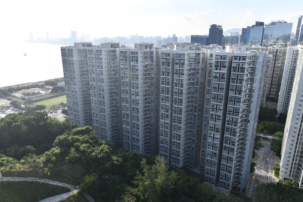 丽港城20座中层C室买卖成交,面积517方呎,采2房间隔,望园景,以600万元成交,实用呎价11605元。 丽港城20座中层C室买卖成交,面积517方呎,采2房间隔,望园景,以600万元成交,实用呎价11605元。