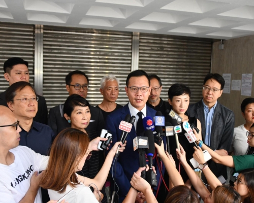 申請由泛民24名議員提出。