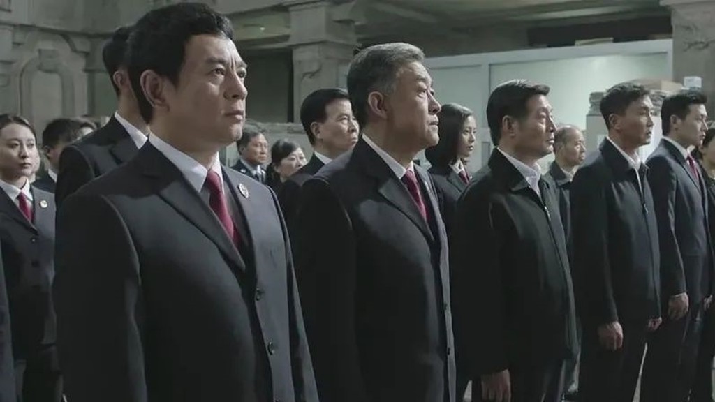 中國官員的典型著裝正成為流行時尚。互聯網