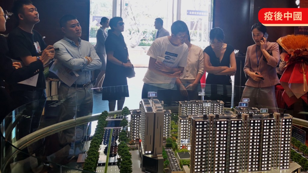 北京五環外一處剛剛開盤的項目，看樓客在工作日也絡繹不絕。楊浚源攝