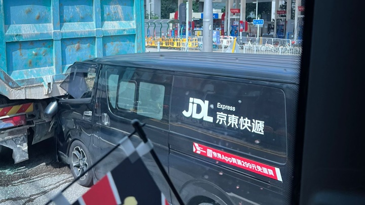客貨車撼泥頭車。fb：馬路的事討論區