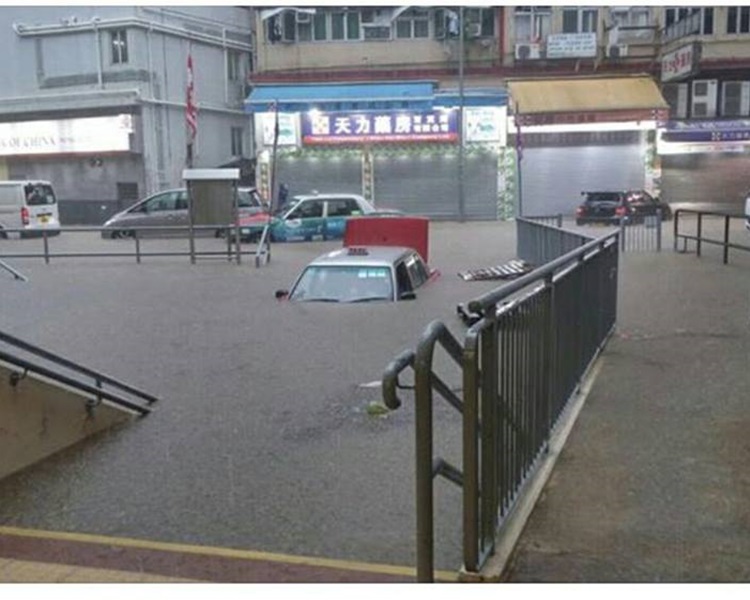 東大街有的士被水浸至車窗。網上圖片