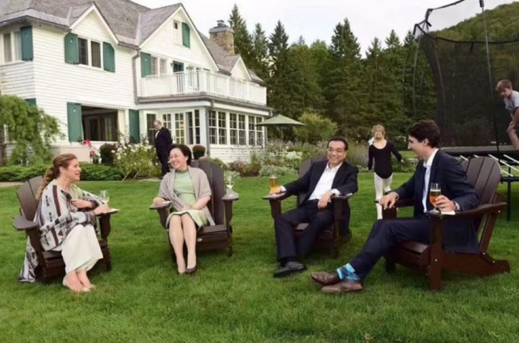 2016年9月，李克強和夫人程虹訪問加拿大，於加拿大總理杜魯多夫婦住所的院子閒談。