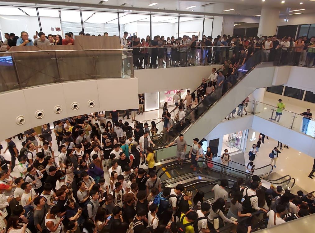 市民包圍客戶服務台。