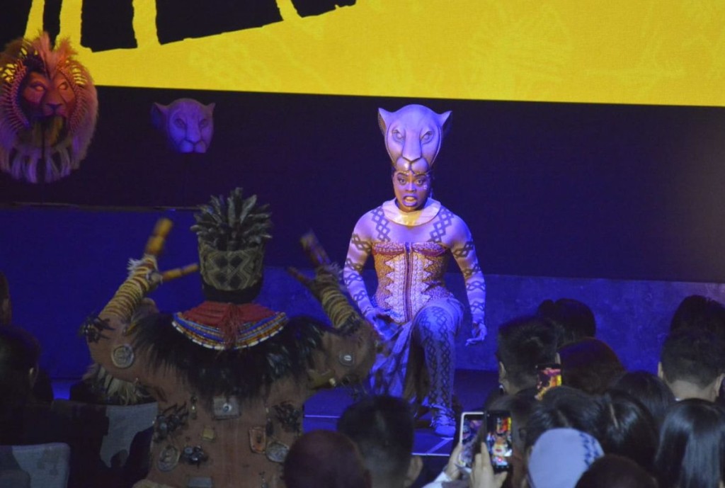 3位主角穿上戏服亮相表演一段曲目获全场掌声。