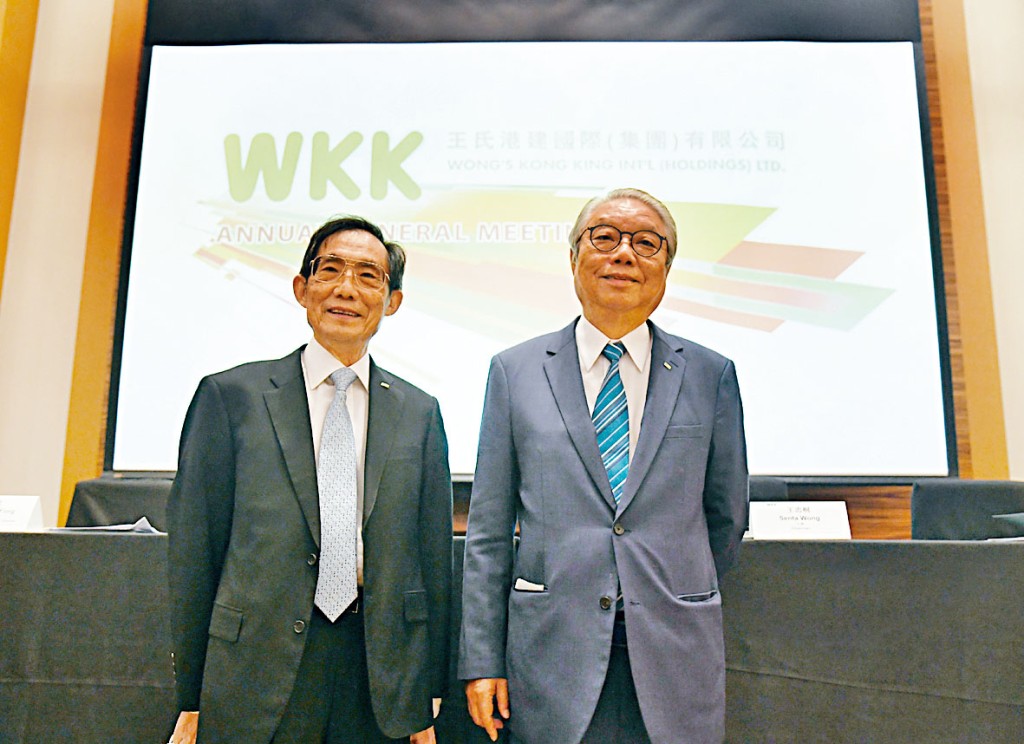王忠桐(右)表示,受疫情影響,公司年初生產受阻,加上客戶需求下跌,或影響業績。