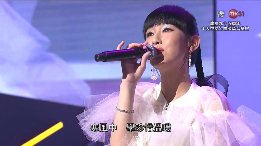 炎明熹凭歌曲《好想约你》获领「十大中文金曲奖」。