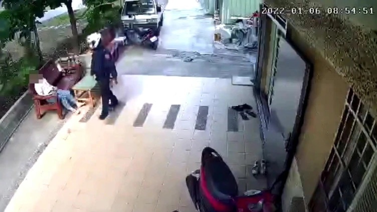 死者顾男陈尸公园长椅之上。互联网图片